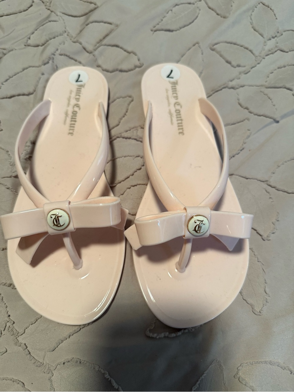 Juicy Couture Pale Pink Patent Bow Thong Sandals - NEW